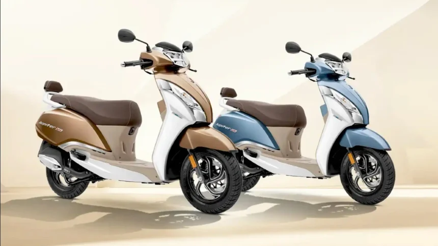 TVS Jupiter 125 का नया डुअल टोन मॉडल, जो धांसू फीचर्स और स्टाइलिश डिजाइन के साथ लॉन्च हुआ।