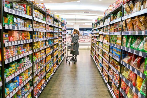 तनावग्रस्त क्षेत्रों में FMCG कंपनियों द्वारा बढ़ाई गई सप्लाई और भंडारण की तैयारी