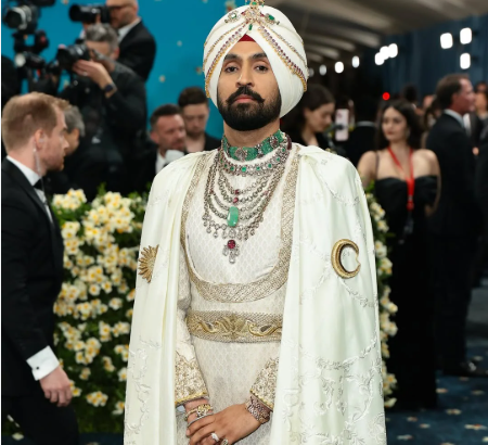 मेट गाला 2025 में पारंपरिक पंजाबी लुक में दिलजीत दोसांझ मूंछों पर ताव देते हुए, शहनाज गिल के वायरल रिएक्शन के साथ