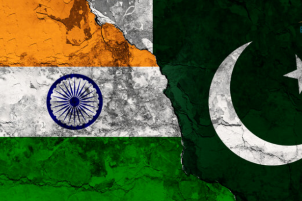 भारतीय उद्योगों में नई साइबर और फिजिकल सुरक्षा रणनीति अपनाते कर्मचारी, पृष्ठभूमि में आधुनिक फैक्ट्री और डिजिटल सुरक्षा प्रतीक