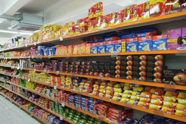 मोंडलीज के स्नैक्स की तेजी से डिलीवरी करता क्विक कॉमर्स डिलीवरी बॉय, हाथ में ओरेओ और कैडबरी जैसे प्रोडक्ट्स