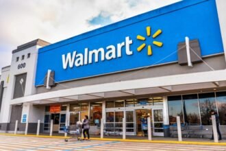 Walmart के अधिकारी भारत के ई-कॉमर्स विस्तार को लेकर प्रेजेंटेशन देते हुए, डिजिटल मार्केट पर फोकस करते हुए