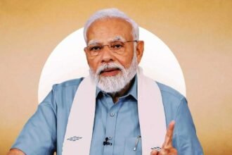 प्रधानमंत्री नरेंद्र मोदी गुजरात दौरे के दौरान विकास परियोजनाओं का शुभारंभ करते हुए।