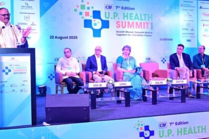 उत्तर प्रदेश स्वास्थ्य शिखर सम्मेलन 2025 में भाग लेते उपमुख्यमंत्री ब्रजेश पाठक और CII प्रतिनिधि