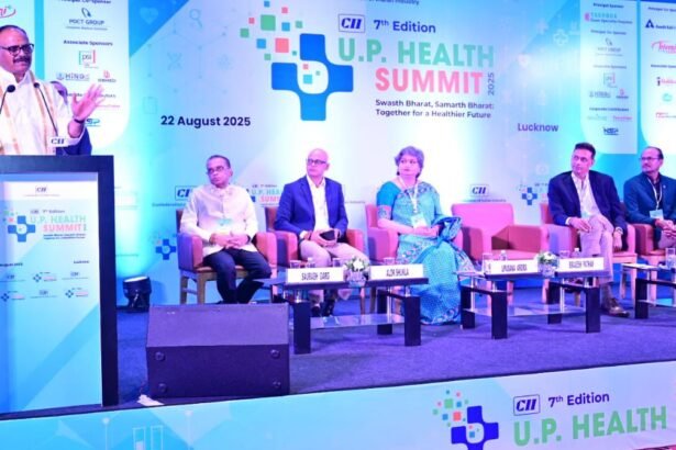 उत्तर प्रदेश स्वास्थ्य शिखर सम्मेलन 2025 में भाग लेते उपमुख्यमंत्री ब्रजेश पाठक और CII प्रतिनिधि