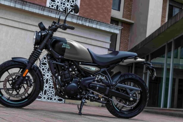 नए शैडो ऐश रंग में रॉयल एनफील्ड गुरिल्ला 450, मैट ऑलिव ग्रीन फ्यूल टैंक और ब्लैक डिटेलिंग के साथ