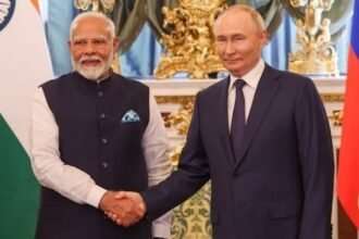 PM Narendra Modi और Russian President Vladimir Putin की चीन के तिआनजिन में SCO शिखर सम्मेलन के दौरान मुलाक़ात, भारत-रूस रिश्तों में नई मजबूती और वैश्विक रणनीतिक साझेदारी पर चर्चा।