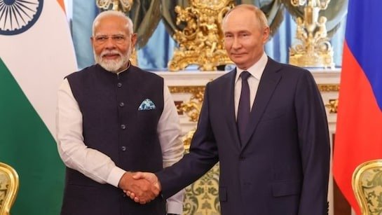 PM Narendra Modi और Russian President Vladimir Putin की चीन के तिआनजिन में SCO शिखर सम्मेलन के दौरान मुलाक़ात, भारत-रूस रिश्तों में नई मजबूती और वैश्विक रणनीतिक साझेदारी पर चर्चा।