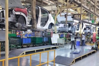 भारत में मैन्युफैक्चरिंग का भविष्य – Make in India, PLI स्कीम, इलेक्ट्रिक व्हीकल्स, सेमीकंडक्टर, ग्रीन एनर्जी और इनोवेशन के साथ ग्लोबल मैन्युफैक्चरिंग हब की ओर भारत की प्रगति