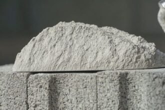 भारत का Cement Sector 2025 में धीमी मांग के बावजूद मजबूत होता हुआ, UltraTech और Dalmia Bharat जैसी कंपनियों का प्रदर्शन