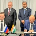 HAL और रूस की UAC के बीच SJ-100 पैसेंजर एयरक्राफ्ट निर्माण समझौता, मेक इन इंडिया पहल के तहत ऐतिहासिक साझेदारी।