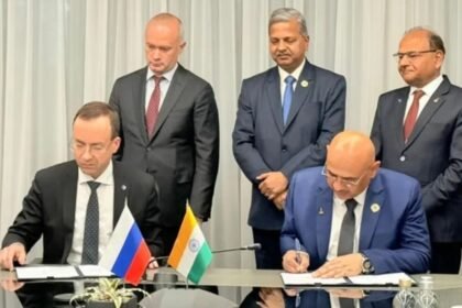 HAL और रूस की UAC के बीच SJ-100 पैसेंजर एयरक्राफ्ट निर्माण समझौता, मेक इन इंडिया पहल के तहत ऐतिहासिक साझेदारी।