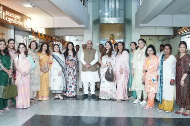 मंत्री राकेश सचान कारीगर मेला 2025 का दीप प्रज्वलन करते हुए