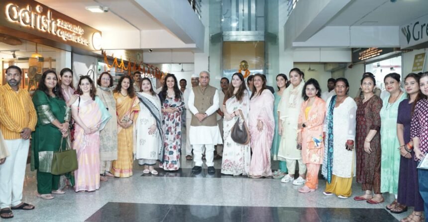 मंत्री राकेश सचान कारीगर मेला 2025 का दीप प्रज्वलन करते हुए