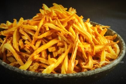 कटहल से चिप्स बनाते तेजस और राजेश पवार, कोल्हापुर के सफल युवा उद्यमी