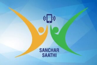 Sanchar Saathi ऐप पर बढ़ती डाउनलोडिंग, प्राइवेसी विवाद और सरकारी स्पष्टीकरण को दर्शाती साइबर सुरक्षा थीम वाली ग्राफिक।