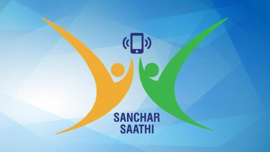 Sanchar Saathi ऐप पर बढ़ती डाउनलोडिंग, प्राइवेसी विवाद और सरकारी स्पष्टीकरण को दर्शाती साइबर सुरक्षा थीम वाली ग्राफिक।