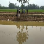 सरकारी सब्सिडी से खेत में बना तालाब और उसमें की जा रही मोती की खेती
