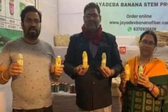 केले के तने से फाइबर और उत्पाद बनाते काशीनाथ जेना और अनुसूया जेना, ओडिशा का वेस्ट-टू-वेल्थ स्टार्टअप