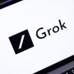 Grok AI पर आरोप कि महिलाओं की तस्वीरें बिना अनुमति AI के जरिए बदली गईं, गोपनीयता और मानसिक प्रभाव को दर्शाता चित्र