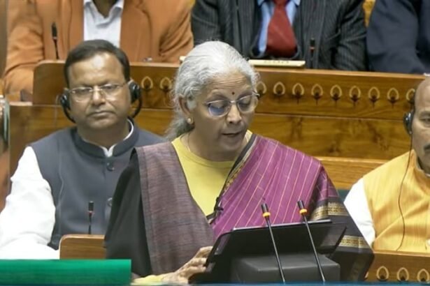 Budget 2026 में हर जिले में गर्ल हॉस्टल योजना का ऐलान करतीं वित्त मंत्री निर्मला सीतारमण