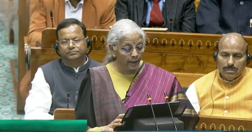 Budget 2026 में हर जिले में गर्ल हॉस्टल योजना का ऐलान करतीं वित्त मंत्री निर्मला सीतारमण