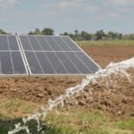 PM Kusum C-1 Scheme के तहत खेत में लगे सोलर पैनल से सिंचाई और बिजली उत्पादन करता किसान