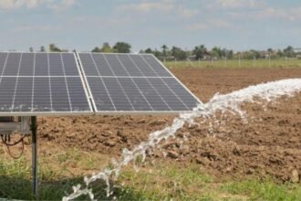 PM Kusum C-1 Scheme के तहत खेत में लगे सोलर पैनल से सिंचाई और बिजली उत्पादन करता किसान