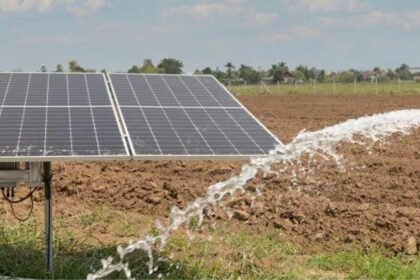 PM Kusum C-1 Scheme के तहत खेत में लगे सोलर पैनल से सिंचाई और बिजली उत्पादन करता किसान