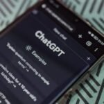 ChatGPT मोबाइल ऐप इंटरफेस के साथ दुनिया की दूसरी सबसे ज्यादा डाउनलोड होने वाली AI ऐप का कॉन्सेप्ट ग्राफिक