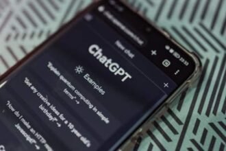 ChatGPT मोबाइल ऐप इंटरफेस के साथ दुनिया की दूसरी सबसे ज्यादा डाउनलोड होने वाली AI ऐप का कॉन्सेप्ट ग्राफिक