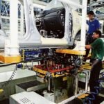 जनवरी 2026 में भारत का मैन्युफैक्चरिंग सेक्टर, फैक्ट्री में काम करते मजदूर और मशीनें