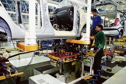 जनवरी 2026 में भारत का मैन्युफैक्चरिंग सेक्टर, फैक्ट्री में काम करते मजदूर और मशीनें