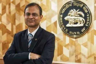 RBI MPC Meeting 2025 में रेपो रेट 5.25% पर स्थिर रहने की जानकारी देते गवर्नर संजय मल्होत्रा