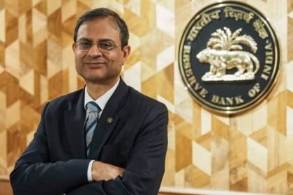 RBI MPC Meeting 2025 में रेपो रेट 5.25% पर स्थिर रहने की जानकारी देते गवर्नर संजय मल्होत्रा