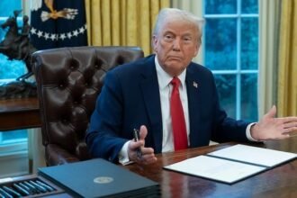 डोनाल्ड ट्रंप द्वारा विदेशी आयात पर 15 प्रतिशत रेसिप्रोकल टैरिफ बढ़ाने की घोषणा