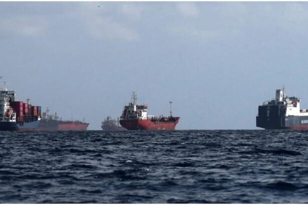 Strait of Hormuz से गुजरते तेल टैंकर और वैश्विक तेल सप्लाई मार्ग का मानचित्र