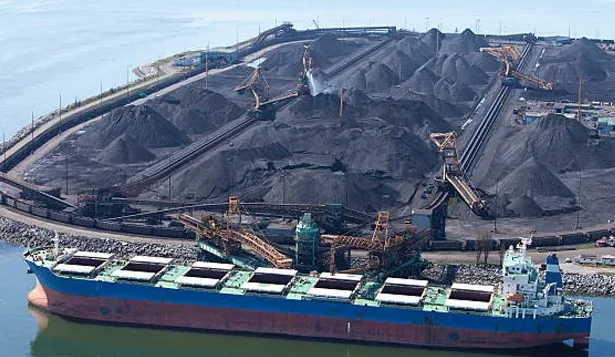 Coal Import में गिरावट और भारत में बढ़ते घरेलू कोयला उत्पादन को दर्शाती तस्वीर
