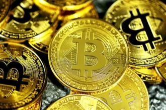 Trump के बयान के बाद Bitcoin में गिरावट और क्रिप्टो मार्केट में भारी बिकवाली को दर्शाती इमेज