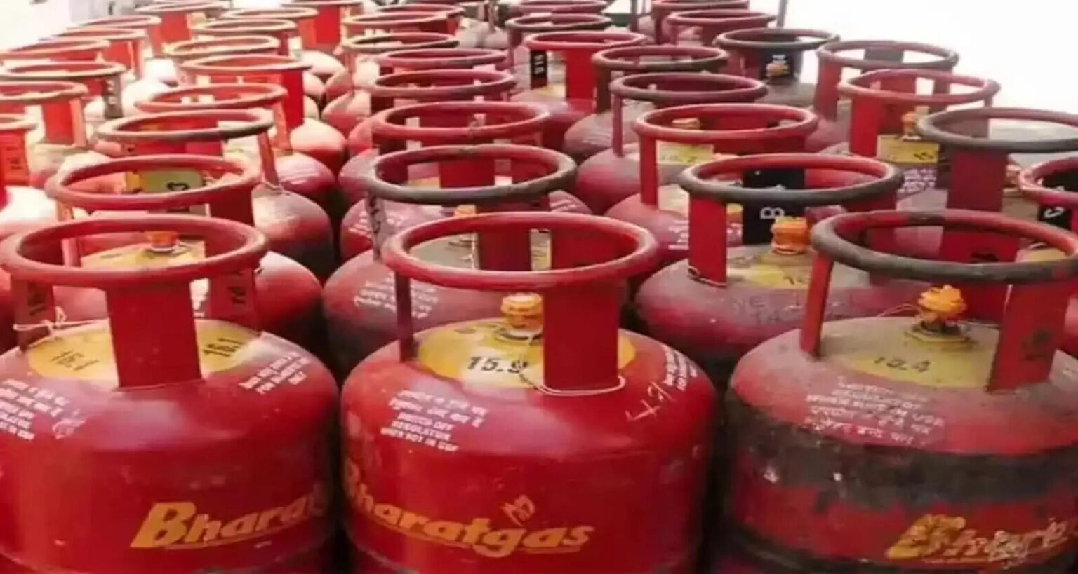 LPG संकट के कारण होटल और ढाबे लकड़ी के चूल्हे पर खाना बनाते हुए
