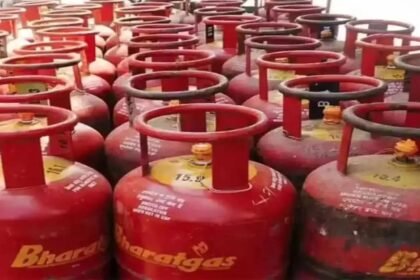 LPG संकट के कारण होटल और ढाबे लकड़ी के चूल्हे पर खाना बनाते हुए