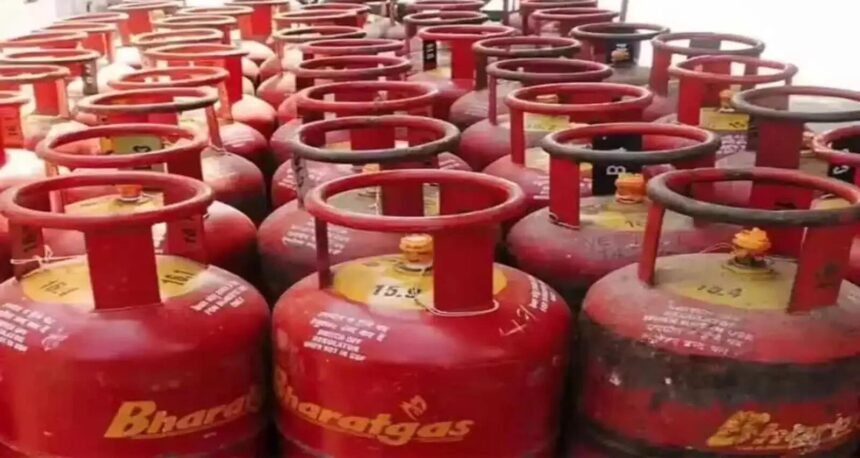 LPG संकट के कारण होटल और ढाबे लकड़ी के चूल्हे पर खाना बनाते हुए