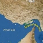 Israel Iran war के बीच बंद हुआ Strait of Hormuz, तेल टैंकर और सैन्य तनाव का प्रतीकात्मक दृश्य