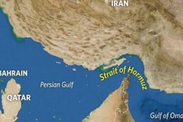 Israel Iran war के बीच बंद हुआ Strait of Hormuz, तेल टैंकर और सैन्य तनाव का प्रतीकात्मक दृश्य