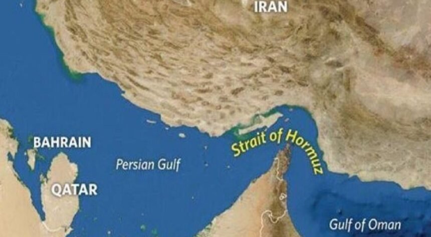 Israel Iran war के बीच बंद हुआ Strait of Hormuz, तेल टैंकर और सैन्य तनाव का प्रतीकात्मक दृश्य
