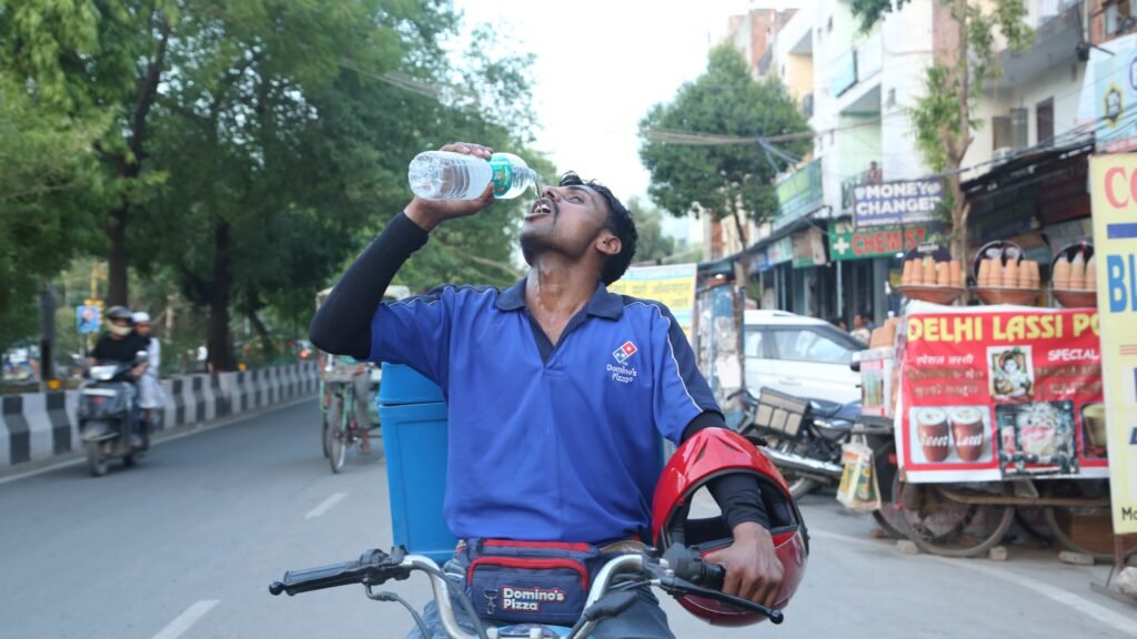GIG WORKER  गिग वर्कर्स IN SUMMER DRINKING WATER ON ROAD 