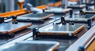 स्मार्टफोन फैक्ट्री में काम करते कर्मचारी, असेंबली लाइन पर मोबाइल फोन का उत्पादन करते हुए