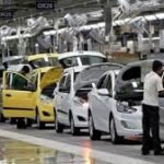 भारत में एक आधुनिक ऑटोमोबाइल मैन्युफैक्चरिंग प्लांट की असेंबली लाइन जहाँ रोबोटिक मशीनों द्वारा कारों का निर्माण किया जा रहा है।