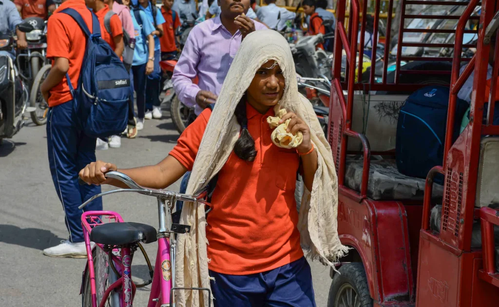 हीटवेव के कारण डिहाइड्रेशन, हीट स्ट्रोक, सिरदर्द, चक्कर आना और थकान जैसी समस्याएं 
