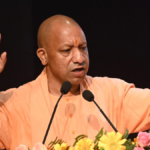 आगरा में ‘ग्रेटर आगरा’ परियोजना पर संबोधन देते हुए उत्तर प्रदेश के मुख्यमंत्री योगी आदित्यनाथ मंच से भाषण देते हुए, विकास योजनाओं की जानकारी साझा करते हुए